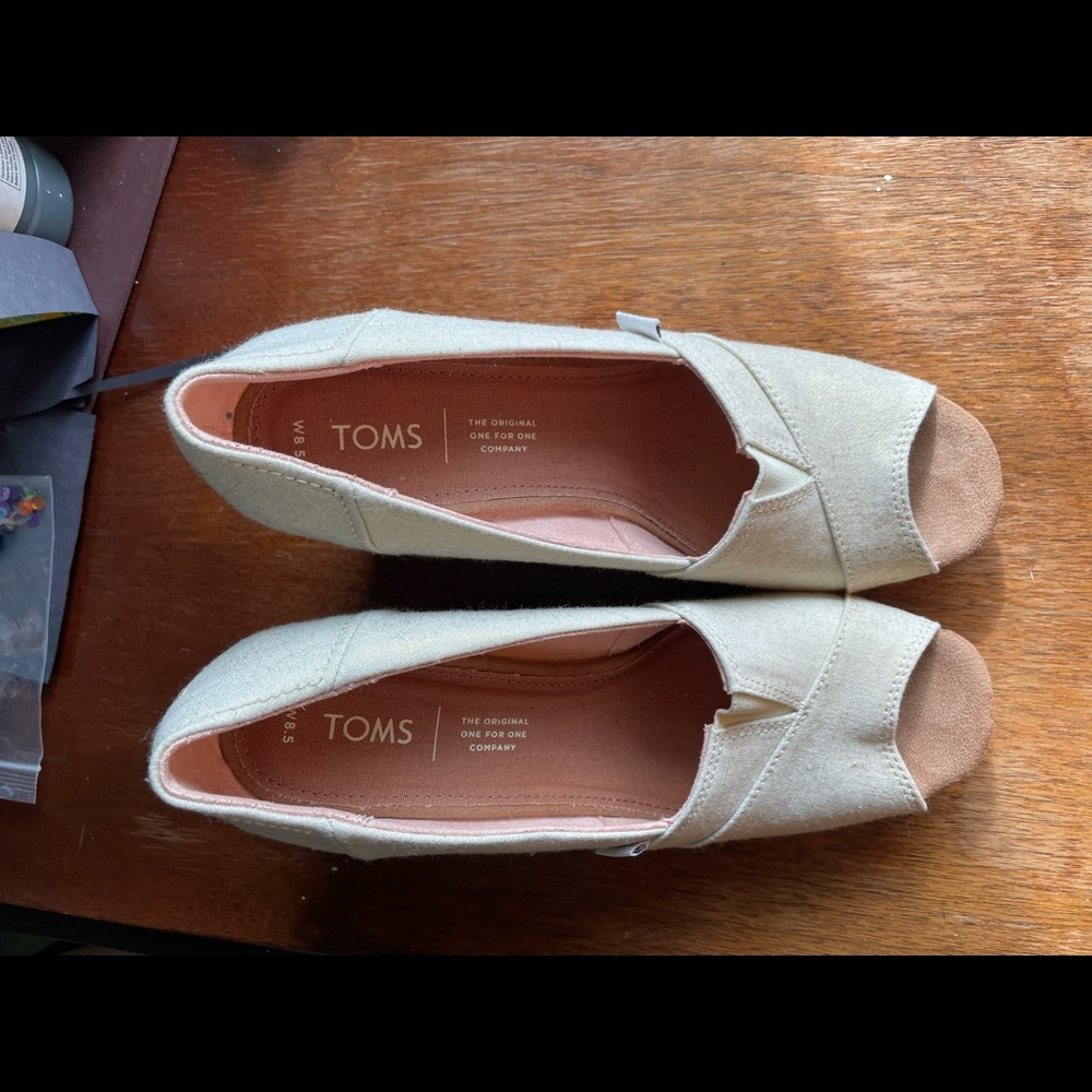 Brand new TOMS Wedges Beige/Gold 8.5